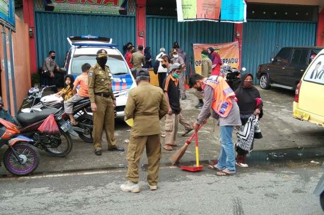 Pelanggar prokes yang terjaring menjalani sanksi sosial