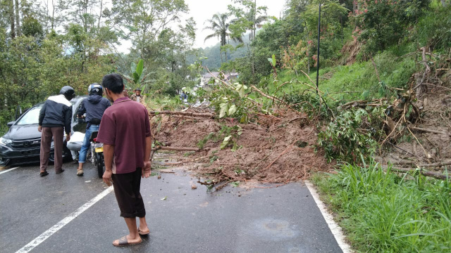 Longsor yang menimpa badan jalan