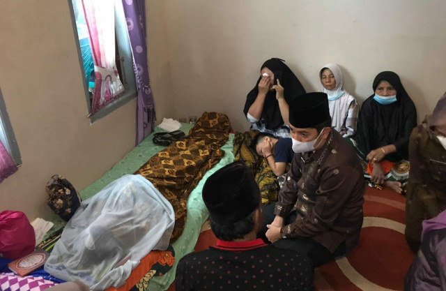 Walikota Deri Asta melayat ke rumah duka korban tenggelam di dermaga swafoto Kandih Sawahlunto.