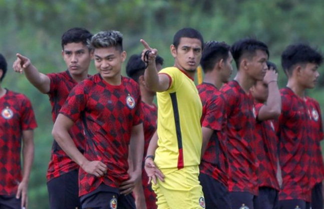Hengki  Ardiles, diminta membantu tim senior SPFC. (Foto: captured SPFC IG)