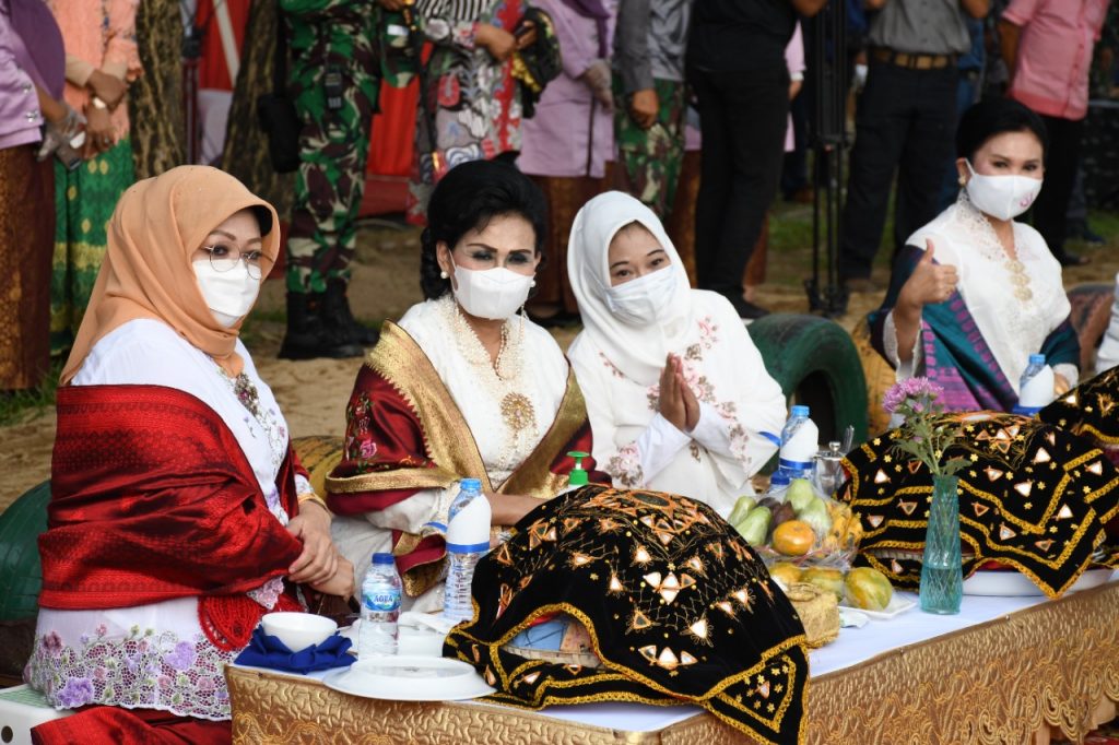 Istri Panglima TNI, Istri Menhub dan Istri Danlantamal II sebelum makan bajamba