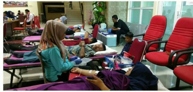 Dokumentasi donor darah yang digelar KSR PMI Unit UBH Proklamator bersama komunitas paguyuban Nias di Kota Padang, Sumatera Barat. (Ist)
