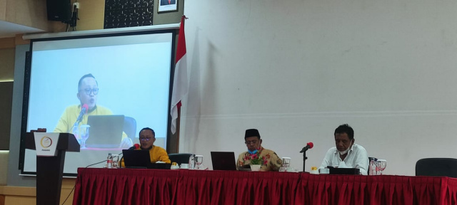 Moderator bedah buku Ibu Kemanusiaan, Edy Utama (kanan) bersama pembedah, Rektor UNP Prof Ganefri (tengah) dan Muhammad Taufik (kiri) dalam kegiatan yang digelar secara daring dan luring ini, Jumat (25/6/2021) sore. (istimewa)
