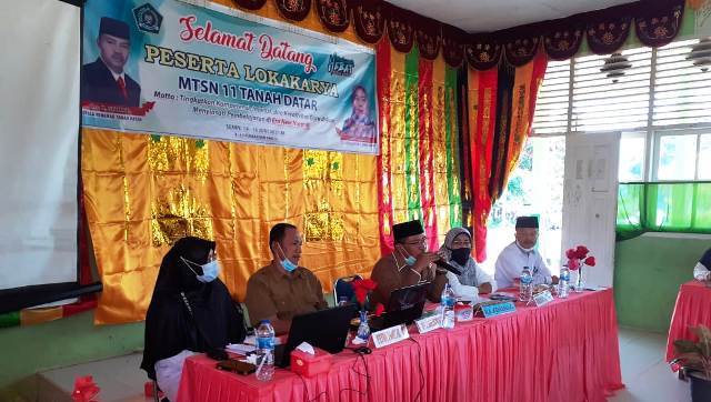 LOKAKARYA - Kepala Kantor Kementrian Agama (Ka Kankemenag) Kabupaten Tanah Datar, Syahrul saat membuka lokakarya di MTsN 11 Tanah Datar, Senin (14/06). (ist)
