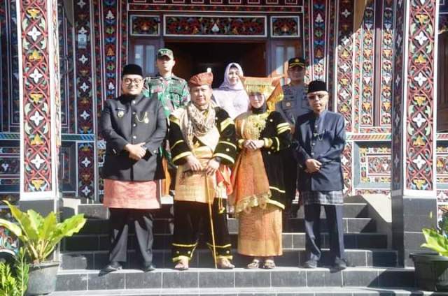 Kapolda Sumbar Brigjen Toni Harmanto saat menerima gelar sangsako