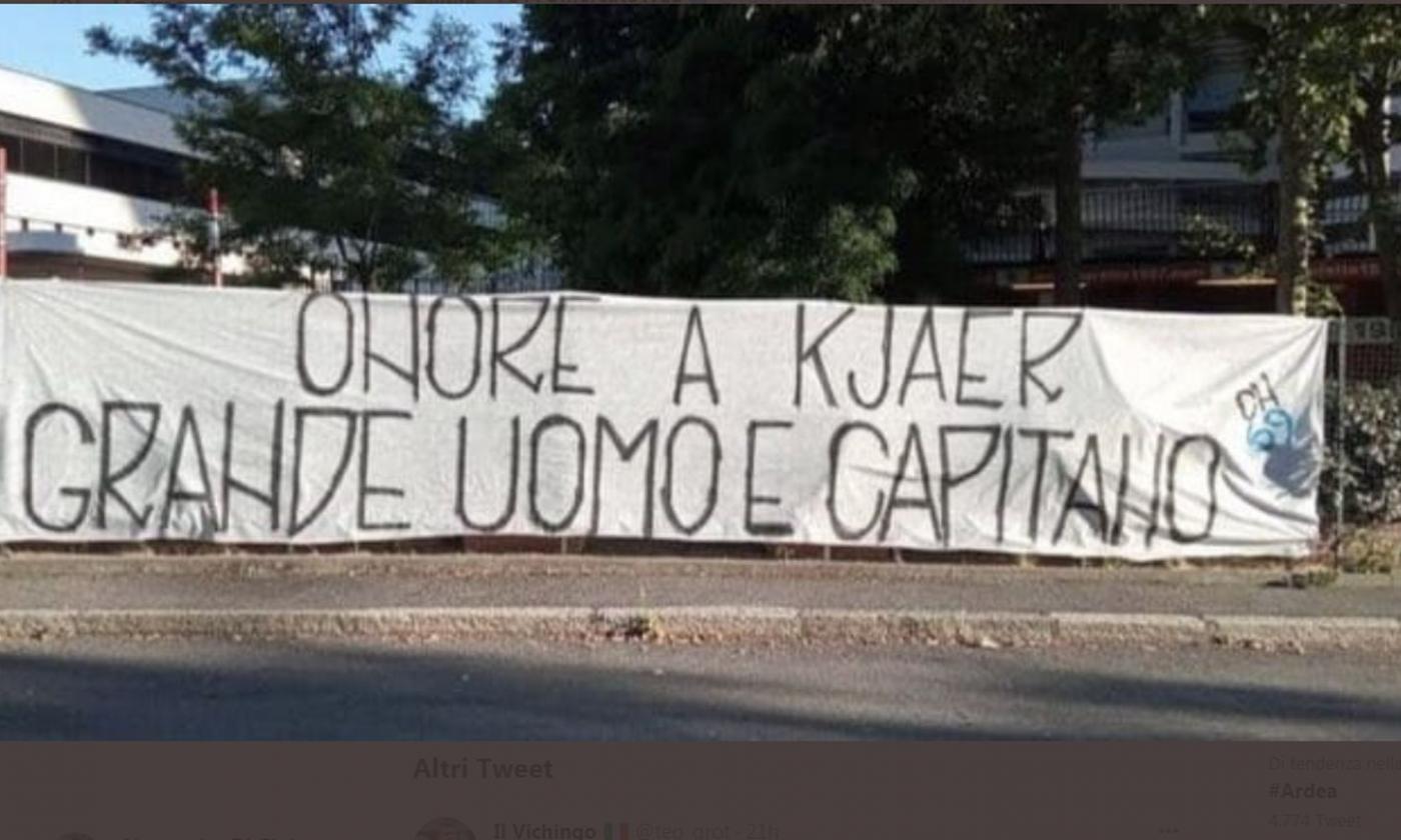 Spanduk penghormatan Tifosi Inter untuk Simon Kjaer. (foto: calciomercato)