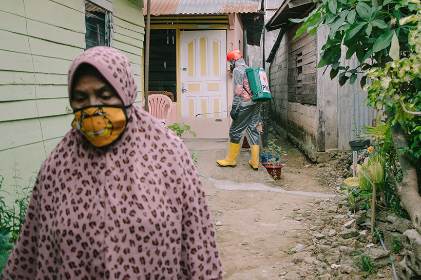 Petugas Gugus Tugas Covid 19 dari PMI Kota Padang, Sumatra Barat, menyemprotkan disenfektan untuk mencegah penularan virus Covid disalahsatu perumahan di Kota Padang, Kamis, 02/04/2020. Palang Merah Indonesia menjadi salah satu garda terdepan dalam upaya penanganan Virus Covid-19, dengan cara turun langsung ke tengah masyarakat. (givo alputra)