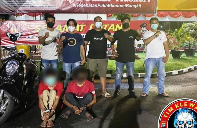 Dua tersangka begal sepeda motor saat ditangkap Tim Klewang Polresta Padang.