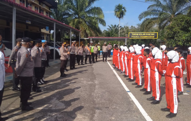 Kapolres Dharmasraya AKBP Anggun Cahyono, didampingi Waka Polres Kompol Alwi Haskar, serta PJU lainnya saat memberikan arahan kepada anak Polisi Cilik Dharmasraya