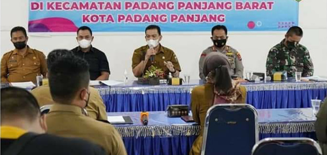 rapat monitoring dan evaluasi penanganan Covid-19 dan PPKM Mikro yang digelar di Aula Kantor Camat Padang Panjang Barat