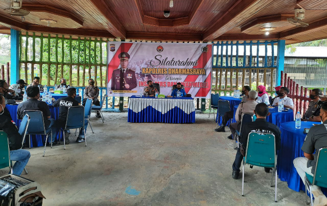 Suasana ajang silaturahmi antara Kapolres Dharmasraya AKBP Anggun Cahyono, S.I.K, bersama wartawan bertugas di Dharmasraya, berlangsung akrab dan khitmad.