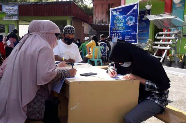Warga Padang Panjang antusias ikut vaksinasi.
