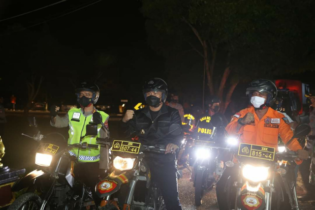Bupati Dharmasraya, Sutan Riska , Kapolres AKBP Anggun Cahyono, Ketua DPRD, Pariyanto mengendarai sepeda motor dalam kegiatan Operasi Yustisi, Sabtu (17/7/2021) malam.
