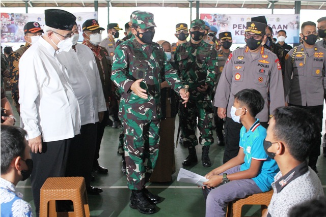 Ketua DPP LDII KH Crhriswanto Santoso mendampingi Panglima TNI dan Kapolri saat meninjau pelaksanaan vaksinasi di padepokan ASAD Pondok Pesantren Minhajurrosyiddin Jakarta Timur Jakarta.