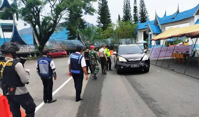 Aktivitas tim gabungan di pos penyekatan di perbatasan Kacang Kayu dan Bukit Surungan.