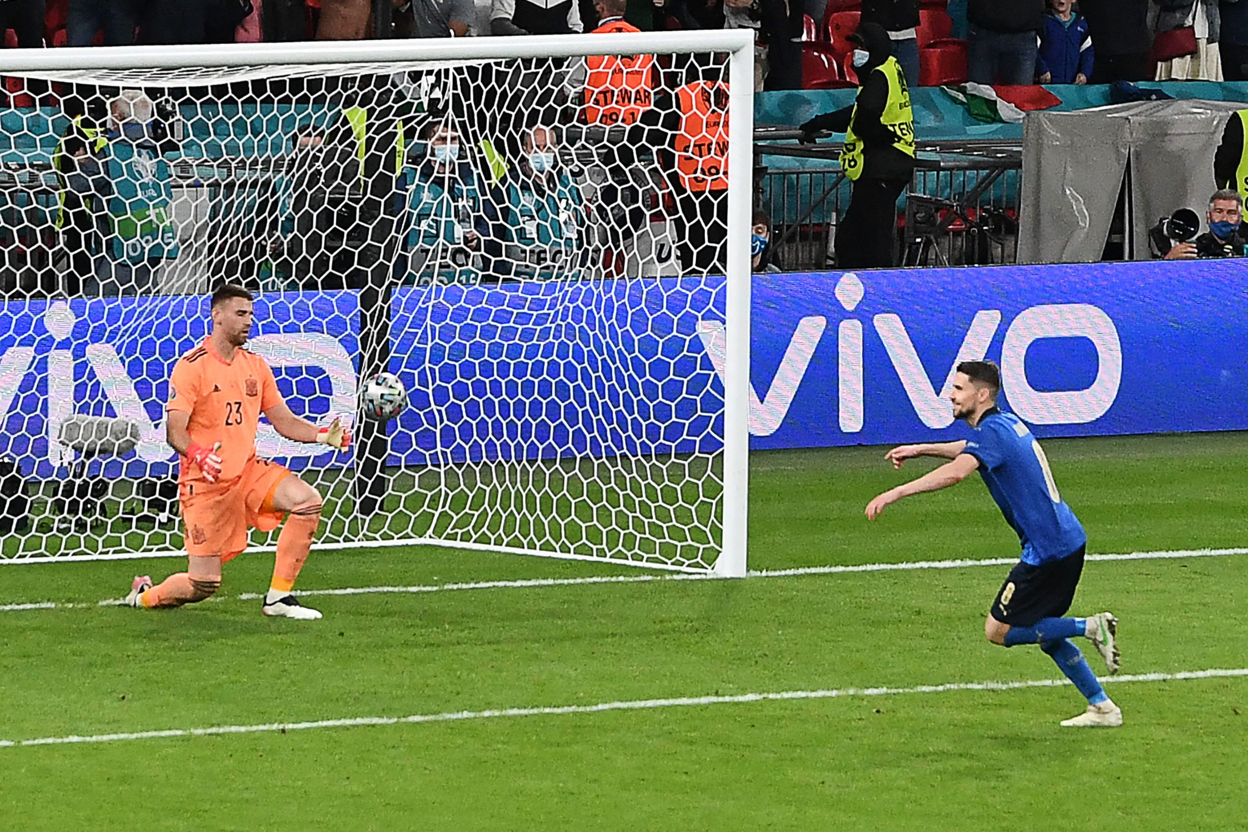 Moment Jorginho memastikan kemenangan Italia atas Spanyol di Euro 2021. (foto: twitter)