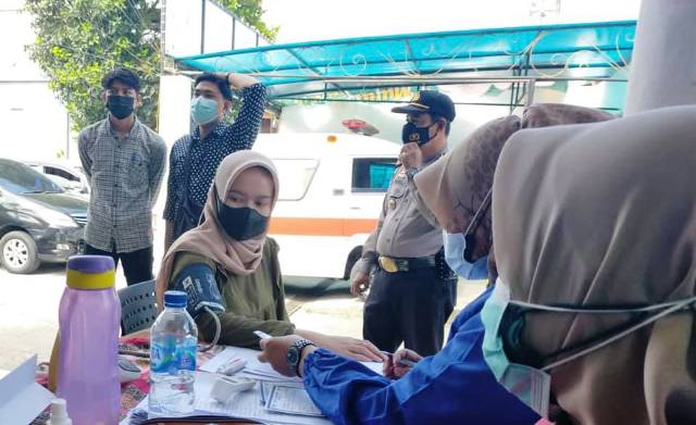 Pelaksanaan vaksinasi di Kominfo Padang Panjang.