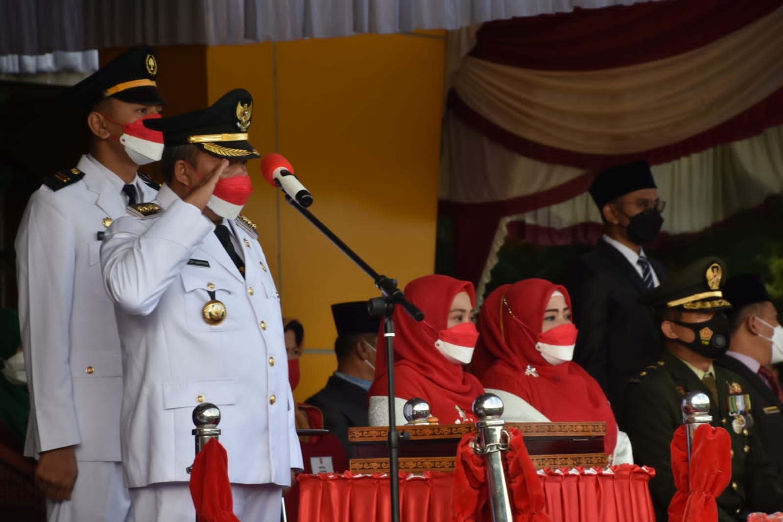 Bupati Agam Andri Warman sedang hormat saat upacara Kemerdekaan menyambut HUT RI ke-76 di Kantor Bupati Agam, Selasa (17/8)