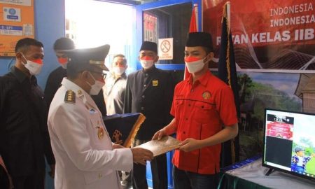 Bupati Tanah Datar Eka Putra memberikan remisi pada tahanan di Rutan Kelas II B Batusangkar, Selasa (17/8)