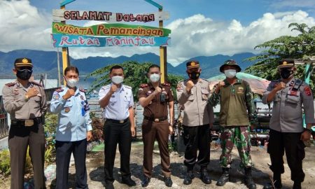 Sejumlah pejabat di Kecamatan Tanjung Raya berfotor bersama usai menggelar Coffee Morning bersama wartawan di tepian Danau Maninjau, Rabu (18/8)