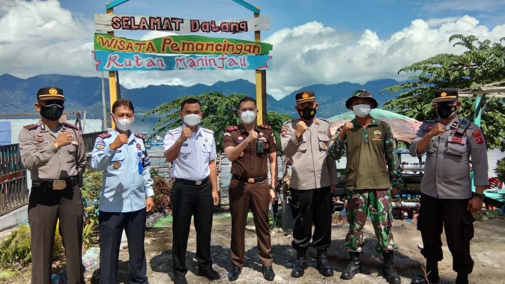 Sejumlah pejabat di Kecamatan Tanjung Raya berfotor bersama usai menggelar Coffee Morning bersama wartawan di tepian Danau Maninjau, Rabu (18/8)