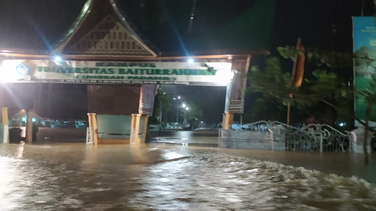 Situasi banjir di gerbang Kampus Baiturahmah yang bersebelahan dengan RS Siti Rahmah Kota Padang, Rabu (18/8)