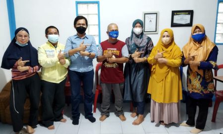 Prodi Sastra Minangkabau dan Gerkatin berfoto bersama usai menjalin kerjasama untuk mengembangkan kurikulum berbahasa isyarat di Kantor Gerkatin, Ulak Karang, Kota Padang, Sumatera Barat, Kamis (12/8)