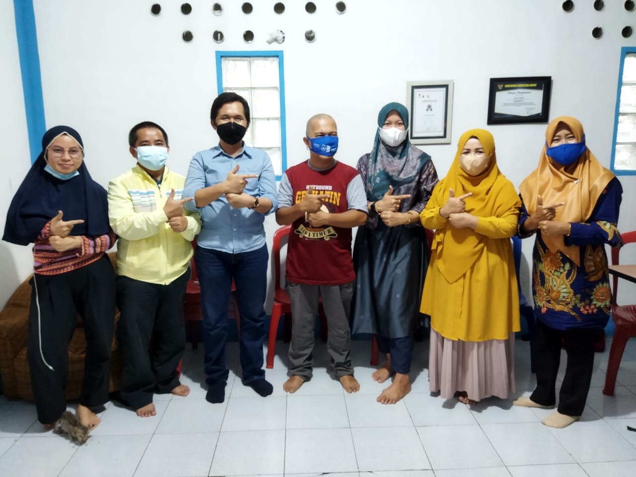 Prodi Sastra Minangkabau dan Gerkatin berfoto bersama usai menjalin kerjasama untuk mengembangkan kurikulum berbahasa isyarat di Kantor Gerkatin, Ulak Karang, Kota Padang, Sumatera Barat, Kamis (12/8)