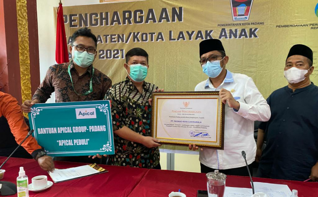 Penyerahan bantuan kepada Wali Kota Padang, Hendri Septa oleh GM Apical Group, Julianus Tarigan di rumah dinas Wali Kota Padang