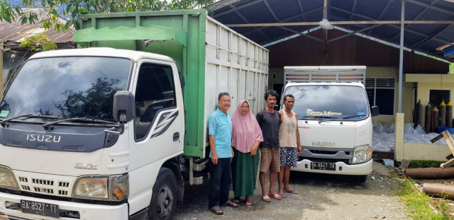 HEMAT - Irwan Kamal bersama istri dan karyawannya yang setia memakai produk Isuzu yang ternyata lebih hemat. (bim)