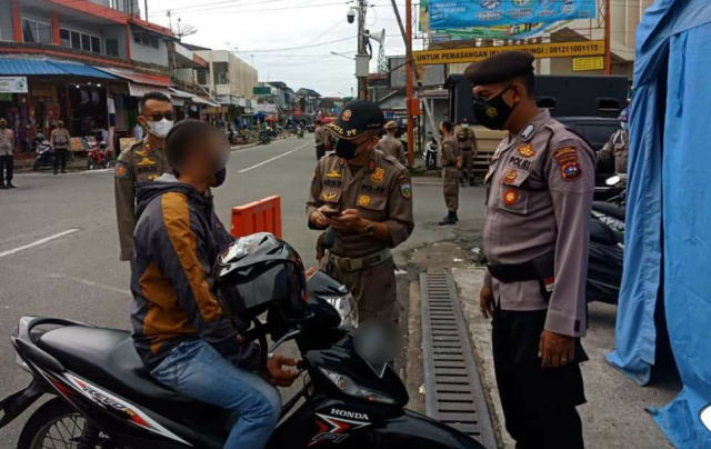 TNI/Polri, Satpol PP dan Damkar, Dinas Perhubungan, BPBD Kesbangpol melakukan razia di sepanjang pintu masuk Pasar Pusat Padang Panjang.