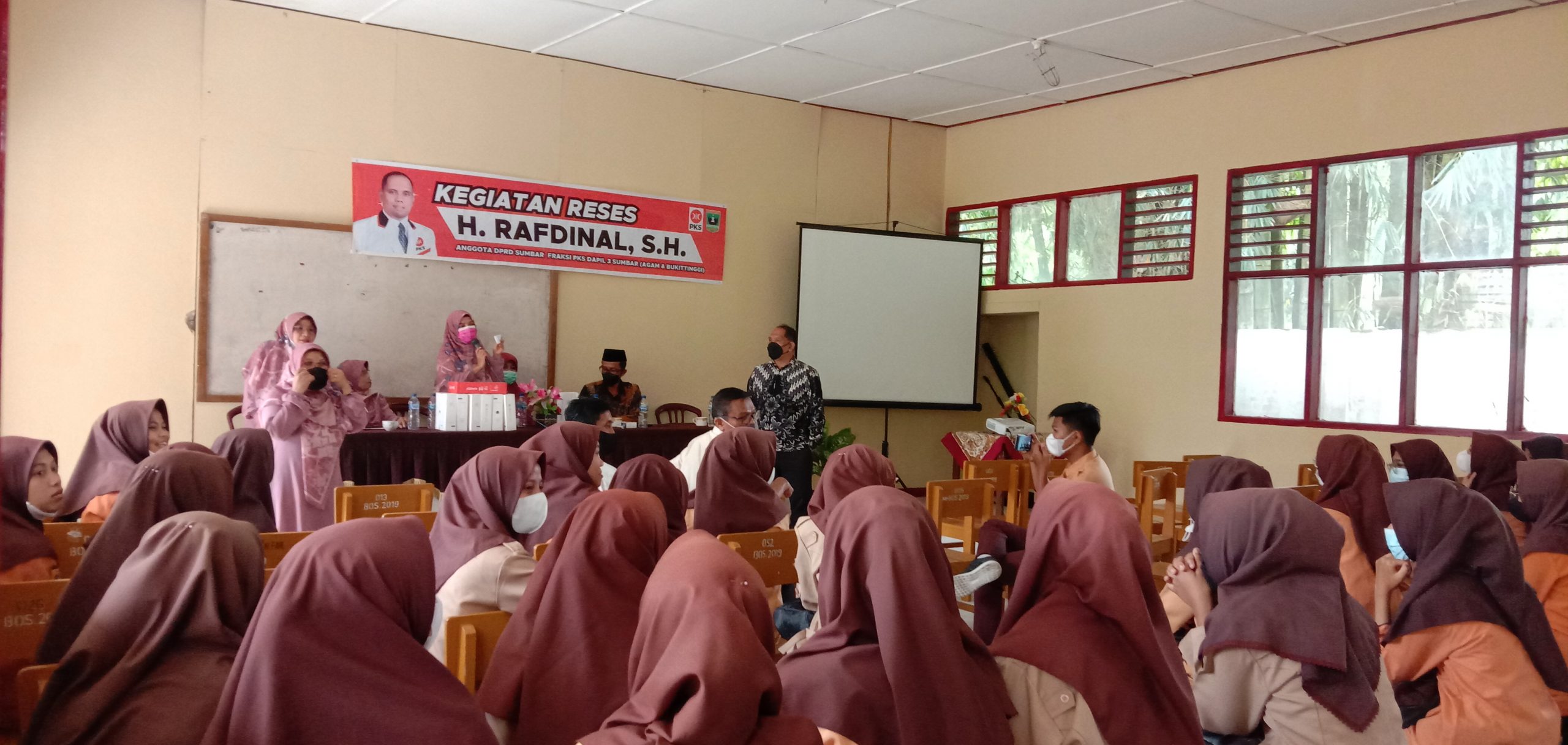 Siswa  SMAN 1 Sungai Pua mengikuti reses Angota DPRD Sumatera Barat, Sabtu (14/8)