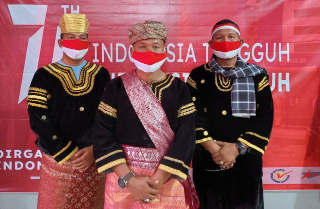 Ka Lapas kelas III Dharmasraya Ahmad Junaidi didampingi anggota saat memberikan remisi kepada warga binaan.