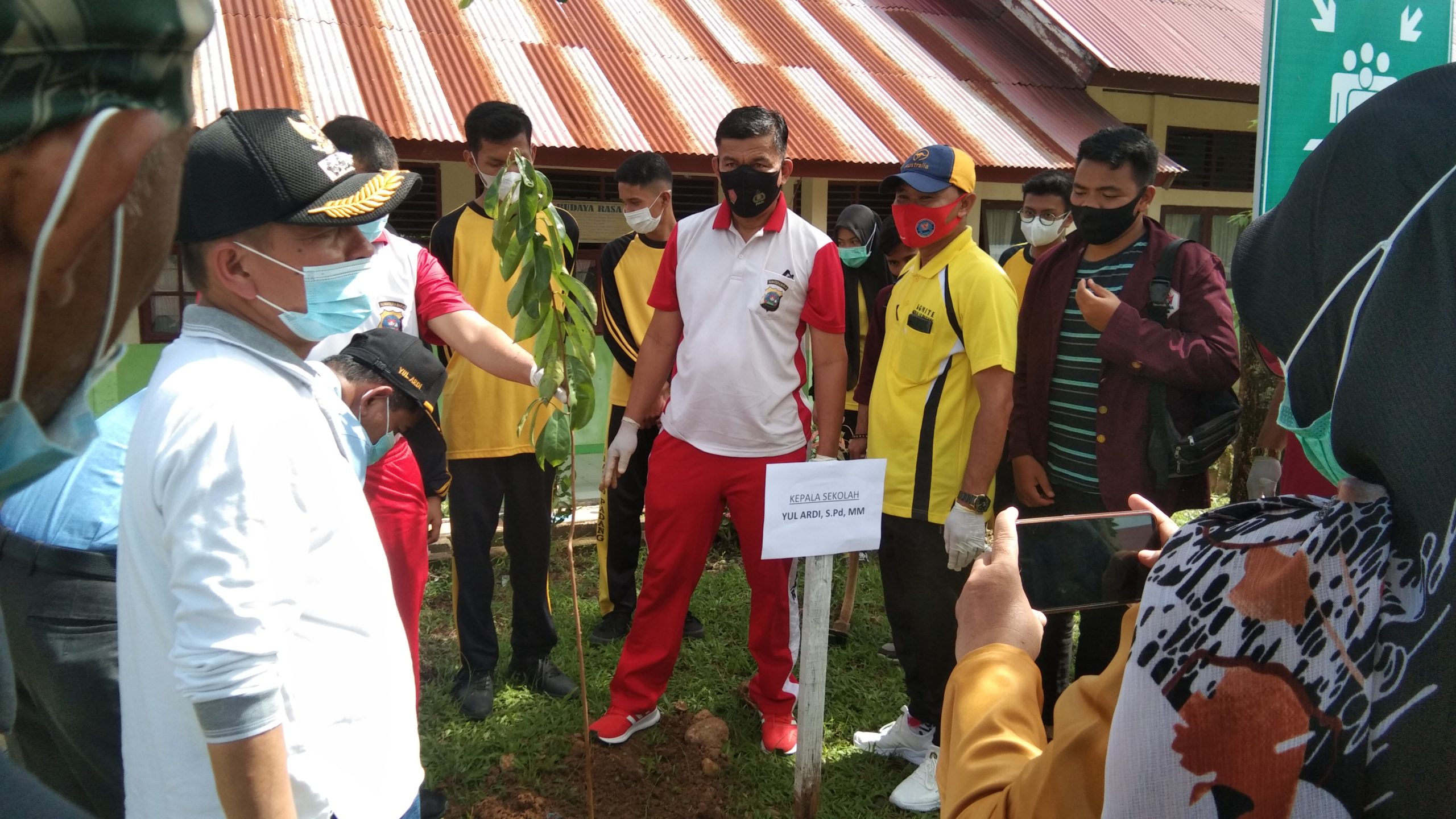 Penanaman tanaman Sirsak di SMAN 15 Padang
