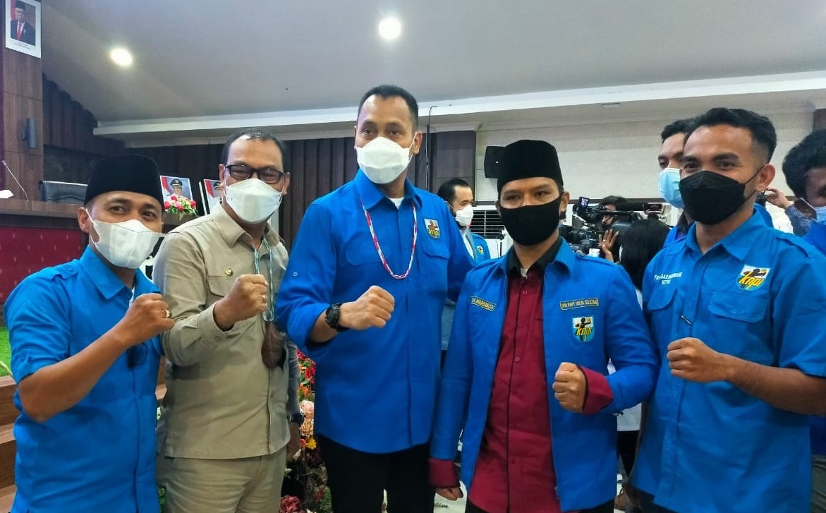 Ketua KNPI Solok Selatan Roza Mardani, S.Pd bersama Bupati Kepulauan Mentawai Yudas Sabaggalet dan Ketua DPP KNPI Noer Fajrieansyah