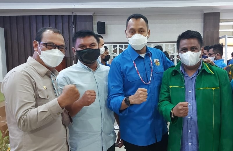 Ketua KNPI Dharmasraya Teddy Deska Putra Bersama Ketua DPP KNPI Noer Fajrieansyah dan Bupati Kepulauan Mentawai Yudas Sabaggalet di Rapimpurda