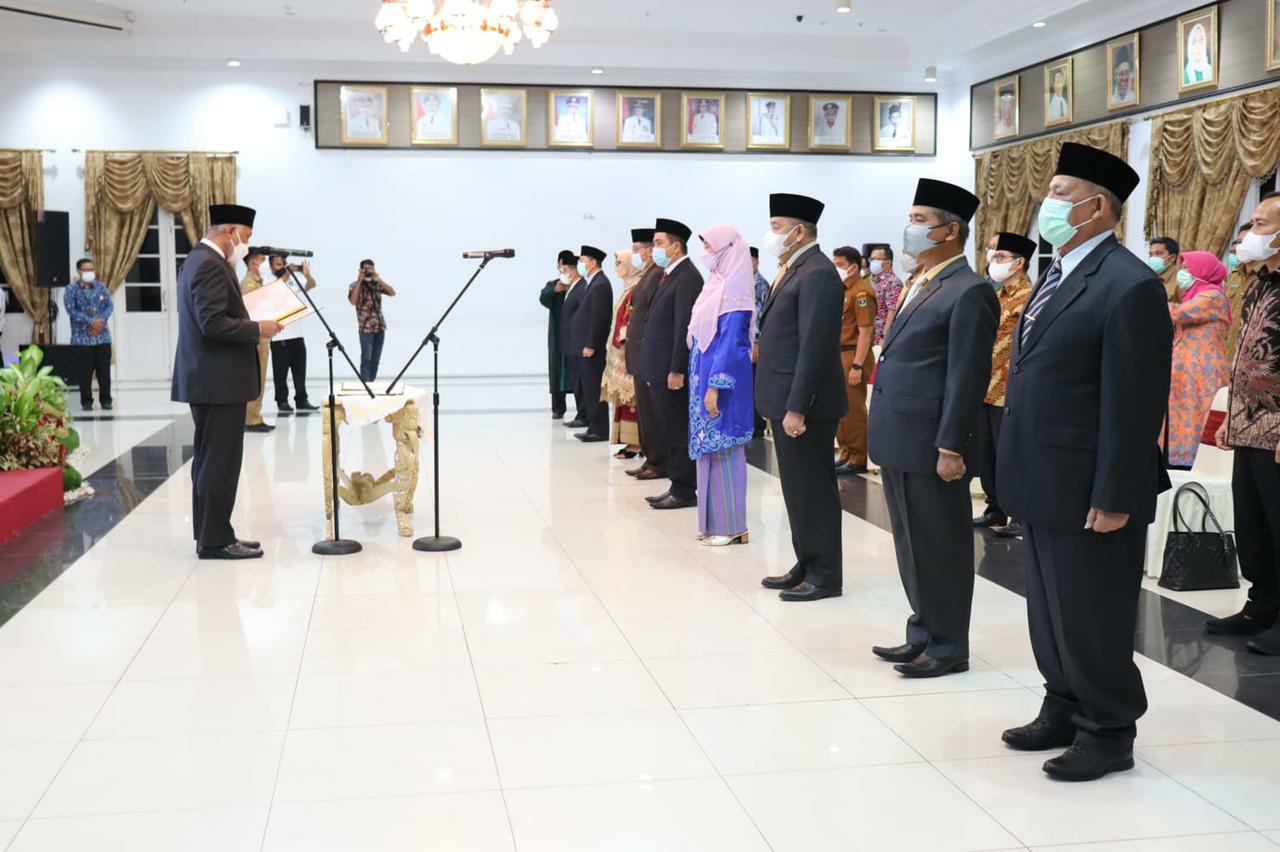 Gubernur Sumatera Barat Mahyeldi Ansharullah melantik sejumlah Pejabat Tinggi Pratama, termasuk di dalamnya Amasrul, di Auditorium Gubernuran, Senin (23/8) malam WIB