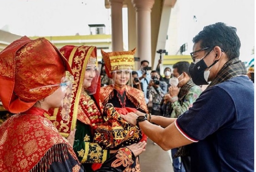 Menteri Pariwisata dan Ekonomi Kreatif Sandiaga Uno mengambil sirih dari carano di BIM, Jumat (27/8) saat mengunjungi Sumbar dalam rangka melihat empat desa wisata. Sumbar IG @Sandiuno