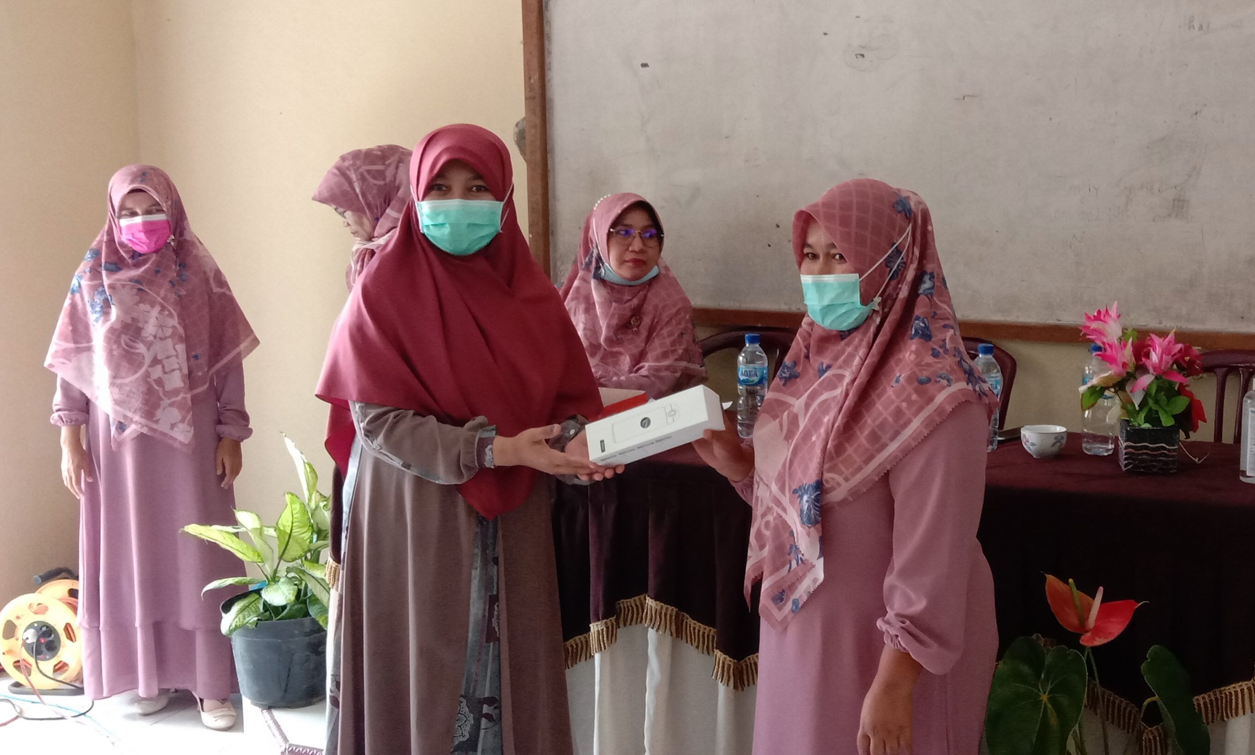 Owner Klinik Inspirasi Consulting Yosi Maulina saat memberikan doorprize pada guru di SMAN 1 Sei Pua, Kabupaten Agam, Sabtu (14/8)