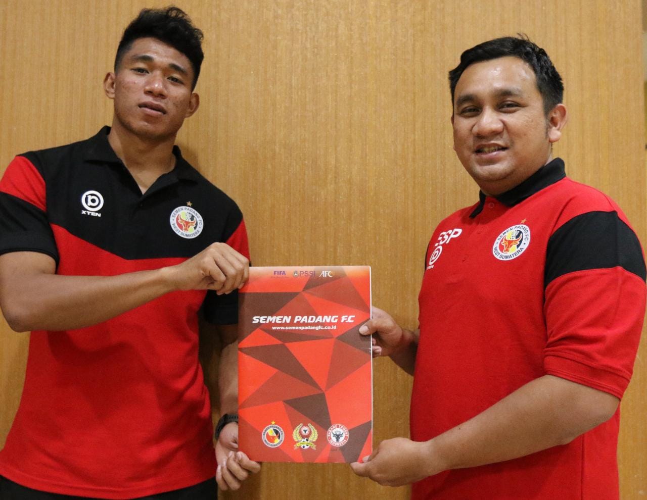 Serdhy Ephy Fano, resmi berjersey Semen Padang FC. (foto: SPFC)