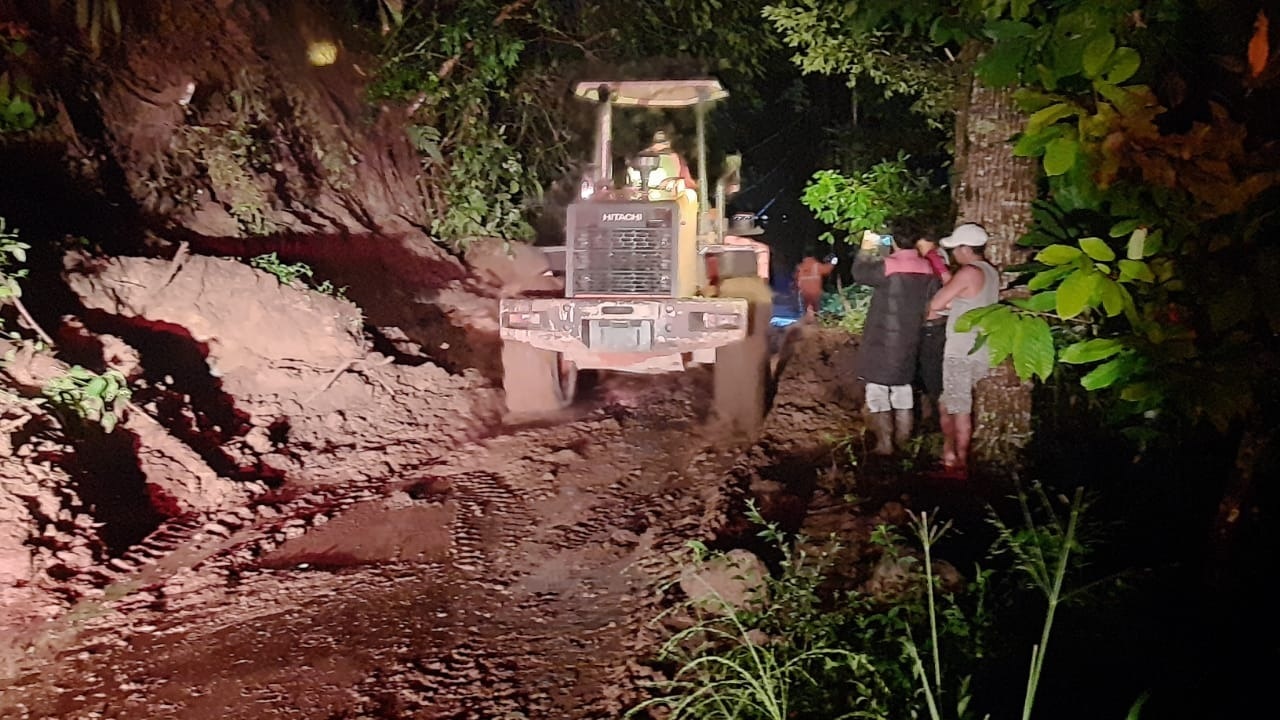 Alat excavator saat membersihkan material longsor di Tanjung Sani, Kecamatan Tanjung Raya, Kabupaten Agam, Rabu (18/8) malam WIB