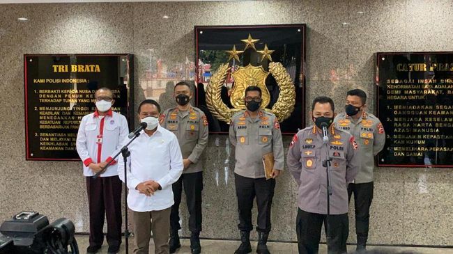 Kapolri Listyo Sigit Prabowo resmi terbitkan izin Liga 1 2021/2022. (Dok. Kemenpora)
Baca artikel CNN Indonesia