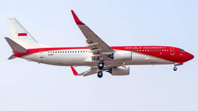 Penampakan pesawat presiden yang sudah berganti warna menjadi merah putih.