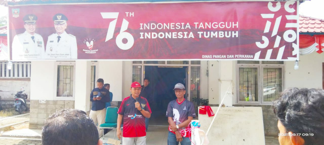 Ketua panitia kegiatan olahraga santai memberikan sambutan kepada peserta lomba