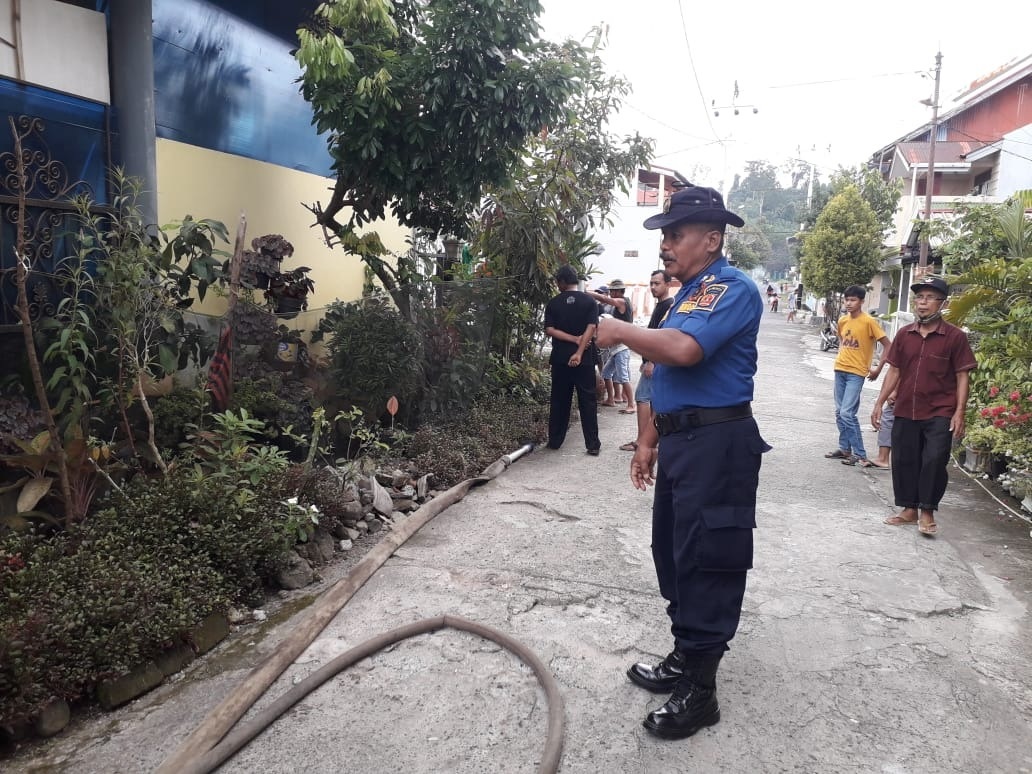 Satuan Tugas (Satgas) Pemadam Kebakaran (Satgas Damkar) Posko Satu Bukik Bunian, Dinas Satpol PP dan Damkar Kabupaten Agam, turut bergotong royong membersihkan gorong-gorong di Rukun Keluarga (RK) 07 Perumnas Talago, Kecamatan Lubuk Basung, Sabtu (11/9). 