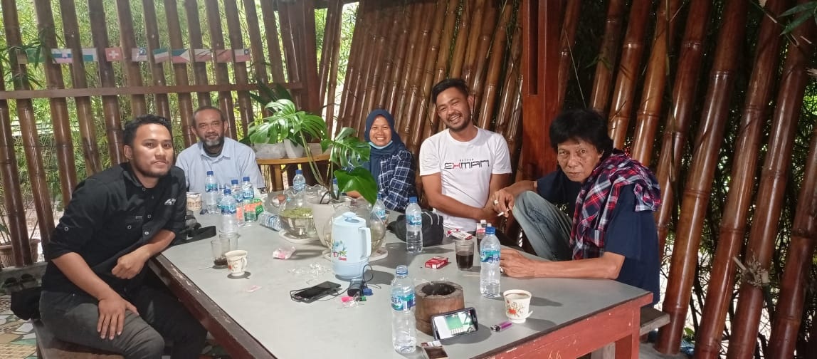 Ket. Foto: Tim Sanak temui Ir. Djoni, minta saran untuk pembinaan kepada pokdarwis bidang wisata agro.