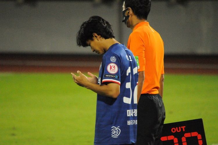 Pemain Indonesia, Muhammad Iqbal, saat bertanding bersama Cheongju FC saat melawan Gimpo Citizen di Cheongju Stadium, Rabu (15/9/2021).(Dok. Cheongju FC)