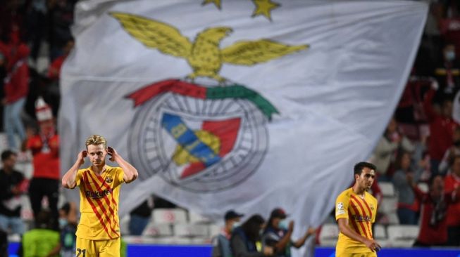 Gestur pemain Barcelona usai dipermak Benfica, Kamis WIB. (foto: BFC)