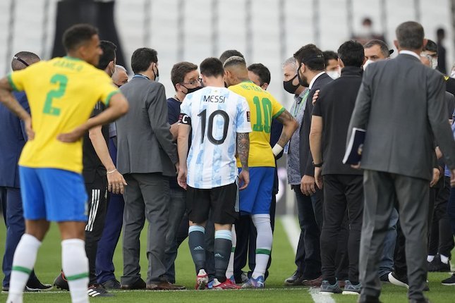 Pertandingan Brasil vs Argentina yang kisruh dan di intervensi pihak berwajib, Senin WIB. (foto: twitter)