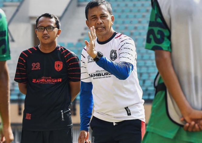 Selepas PSPS Riau mengakhiri kerjasama mereka dengan pelatih Simon Pablo Elssetche, pria asal Sumatera Barat ini, hanya memiliki waktu kurang lebih dua pekan.